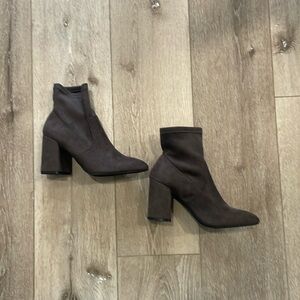 Qupid gray sock booties